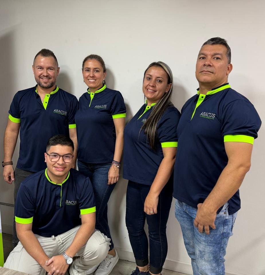 Equipo contable trabajando en oficina